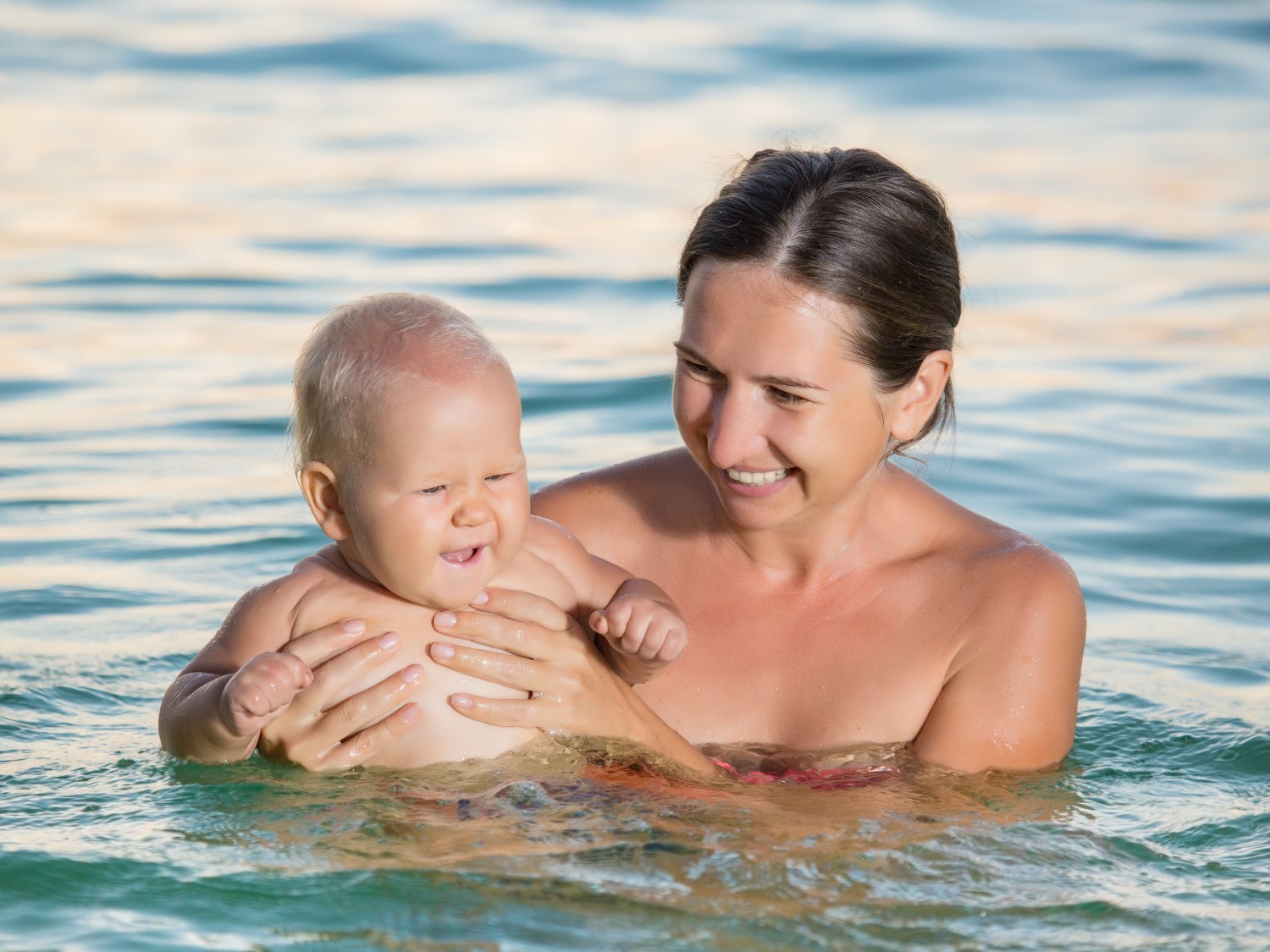 mamma och bebis i bassäng